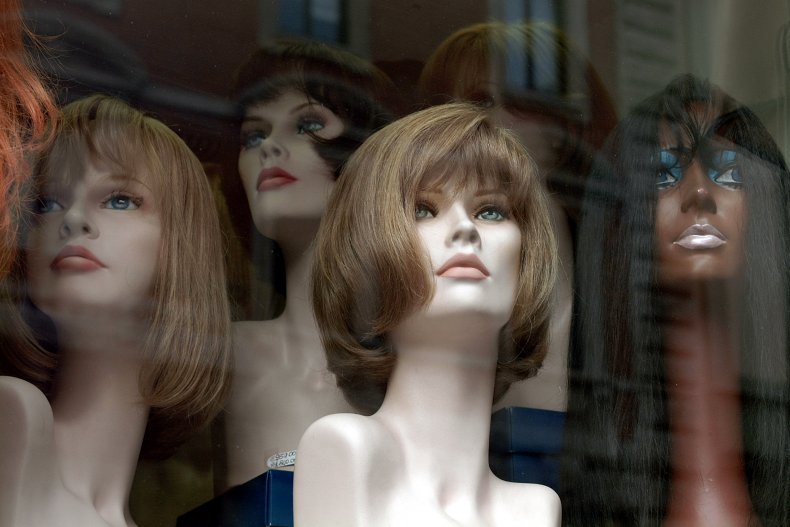Anti-Masker Films Himself Refusing to Leave Wig Store,
Threatening Workers: 'Masks Don't Work' 1