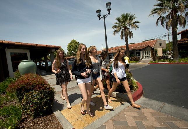 Palo Alto: Council denies Town and Country Village’s bid for
shift to allow retail-oriented medical offices 1