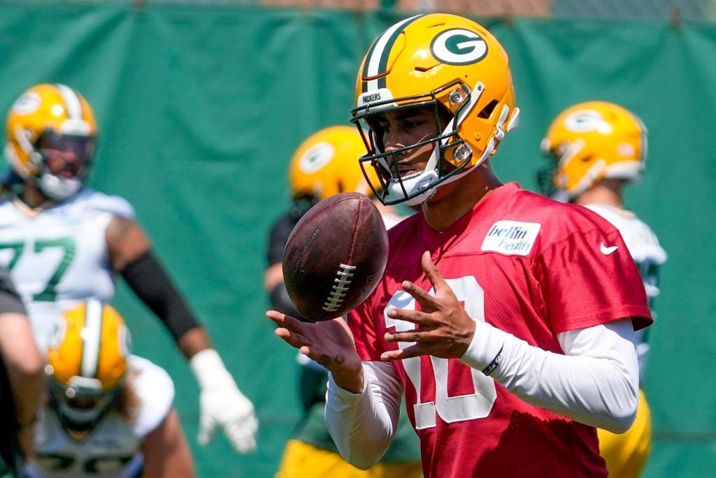 Aaron Rodgers not present as Packers open mandatory
minicamp 1
