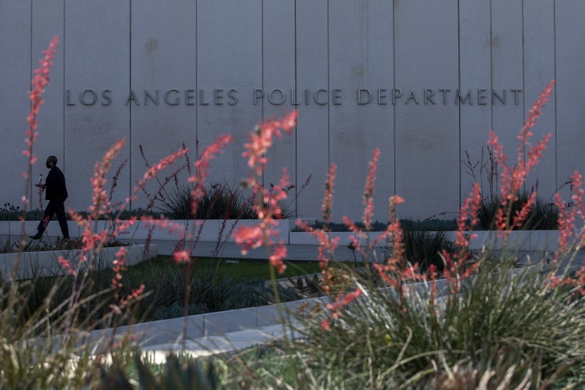 Police Commission to consider new alcohol rules for armed
off-duty officers 1