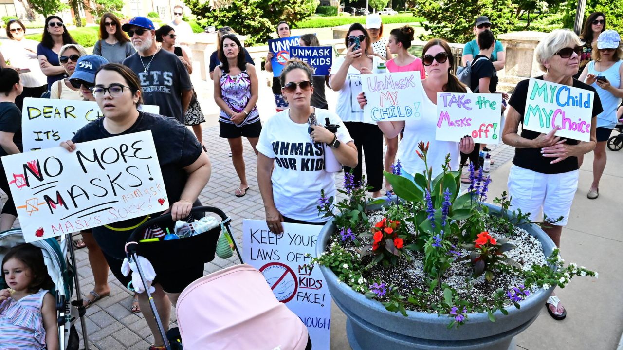 Rally message in Mineola: It's way past time to end
school mask mandate  1
