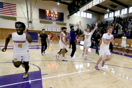 Prep basketball: Riordan advances to CCS Open final in wild
finish over St. Ignatius 1