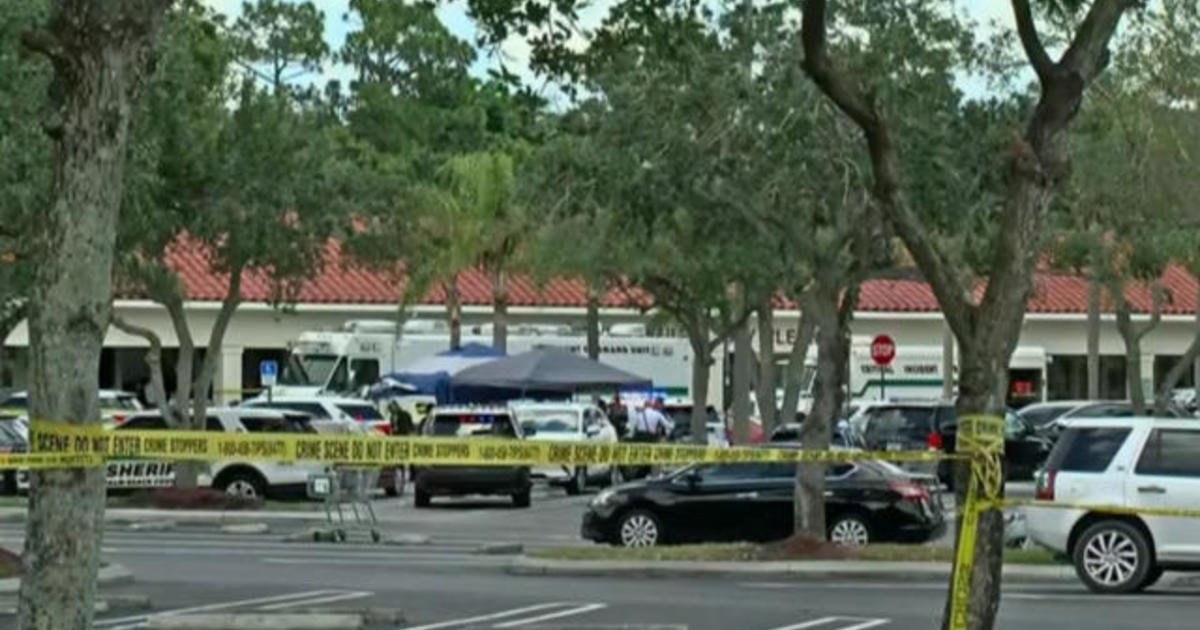 2 killed after gunman opens fire in Florida
supermarket 1
