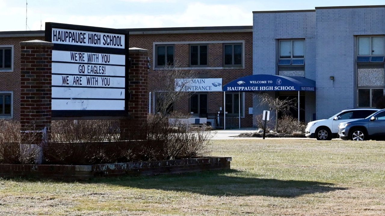 Hauppauge school district challenging state's indoor mask
mandate 1
