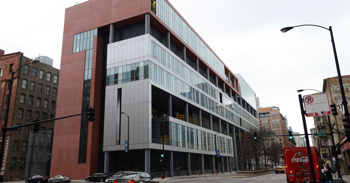 Jones College Prep removes its cops as CPS schools begin new
round of voting 1