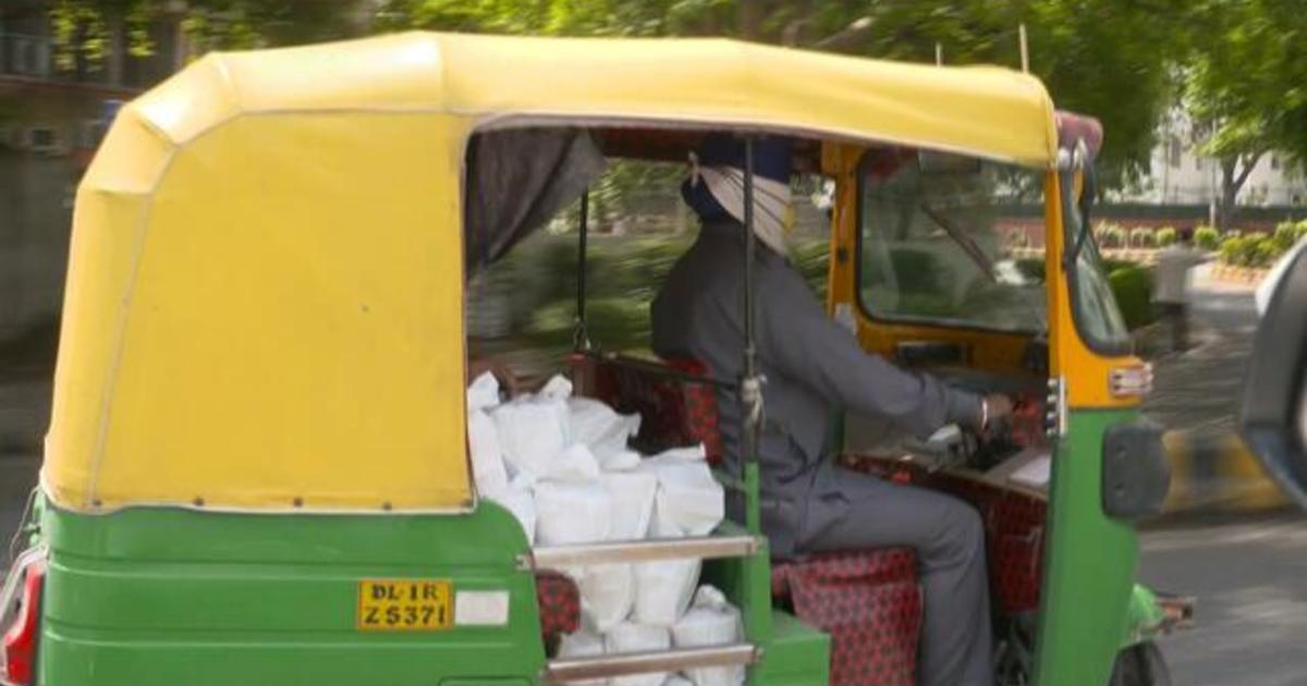 Volunteers in India deliver meals to families as COVID-19
crisis rages on 1