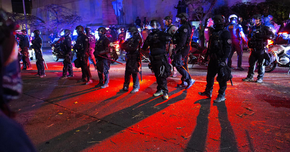 Dozens of Portland police officers resign from unit after
cop is charged 1