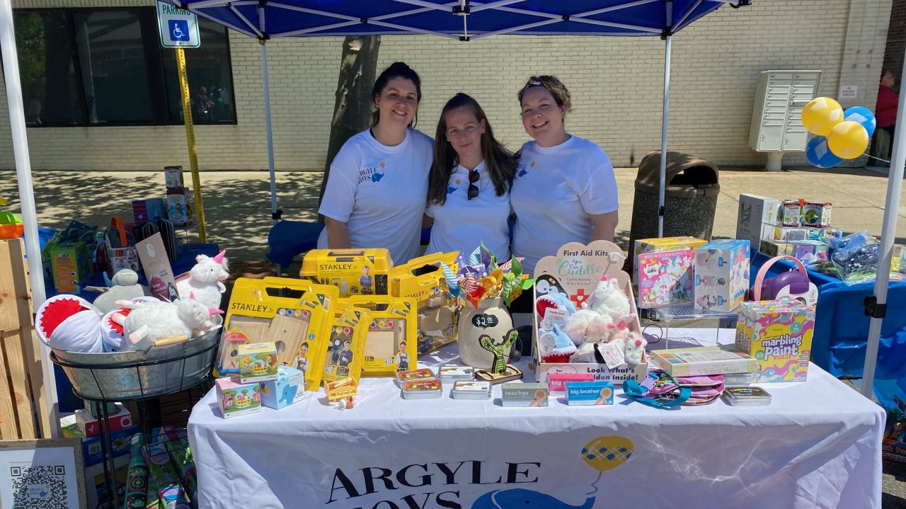 3 moms open new toy store in Babylon 1