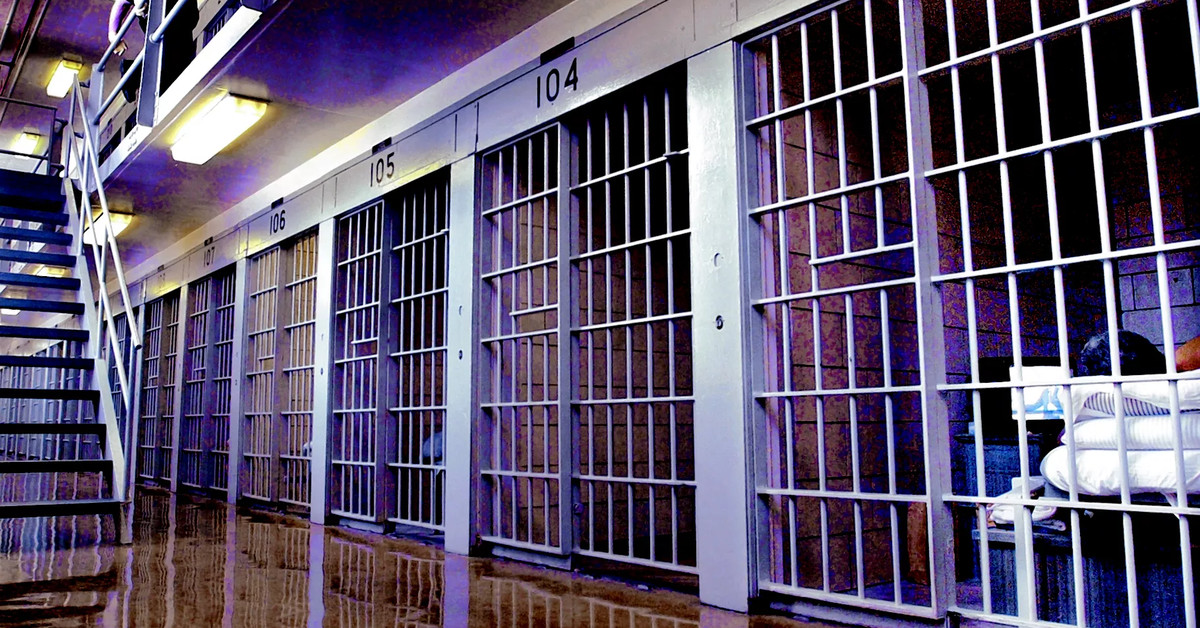 COVID-19 vaccines should be mandatory for all Illinois
prison employees 1