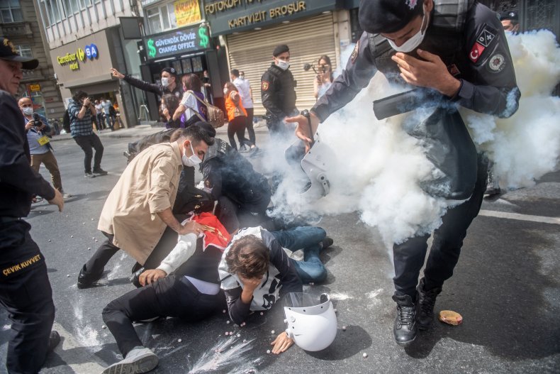 Police Officer Convicted 7 Years After Death of Teen hit in
Head With Tear Gas Canister 1