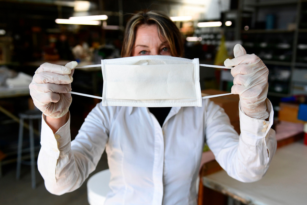 WHO recommends masks — even for vaccinated people — because
of delta variant 1