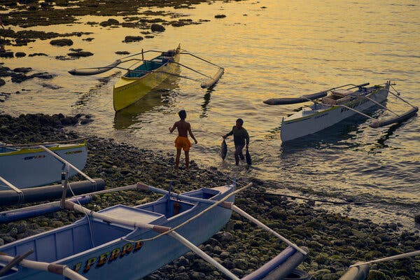 As Chinese Ships Swarm, Filipino Fishermen 'Protest and
Adapt' 1
