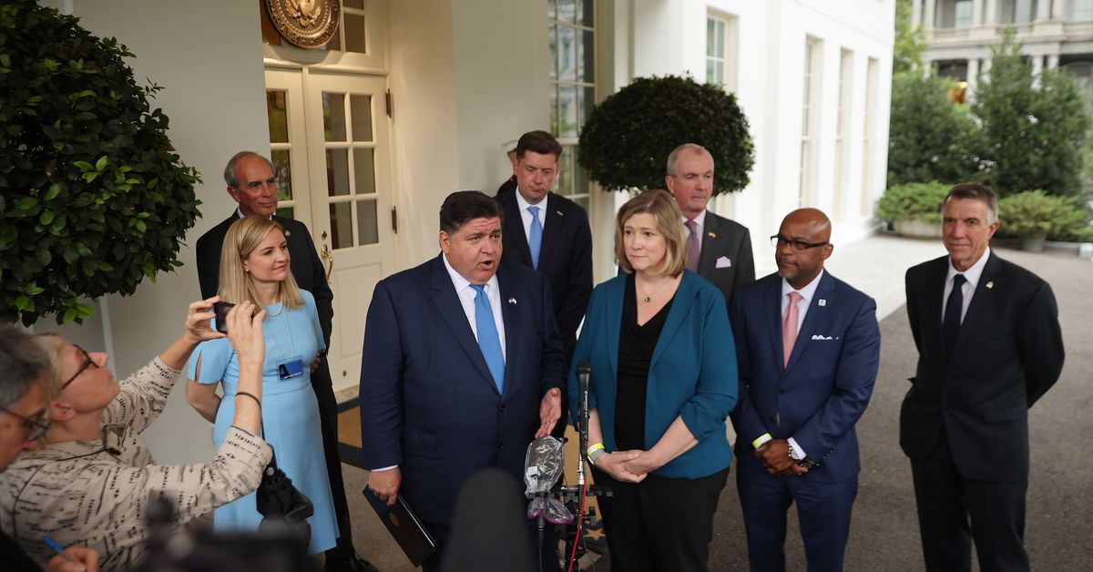 Gov. Pritzker, President Biden huddle in Oval Office before
meeting to boost infrastructure bill 1