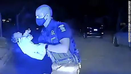 This NYPD officer used an empty potato chip bag and tape to
save a stabbing victim's life 1