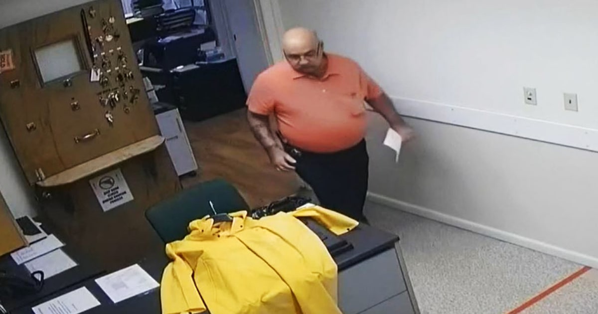 Ohio police chief out after leaving 'Ku Klux Klan' note on
Black officer's coat 1