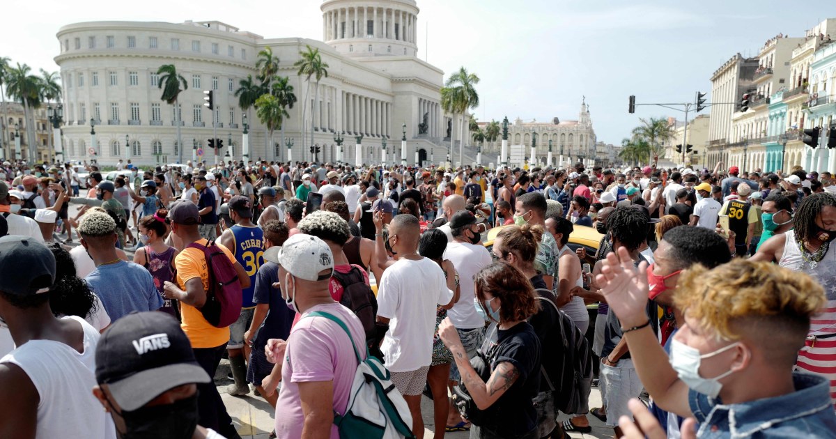 Thousands of protesters take to the streets in Cuba 1
