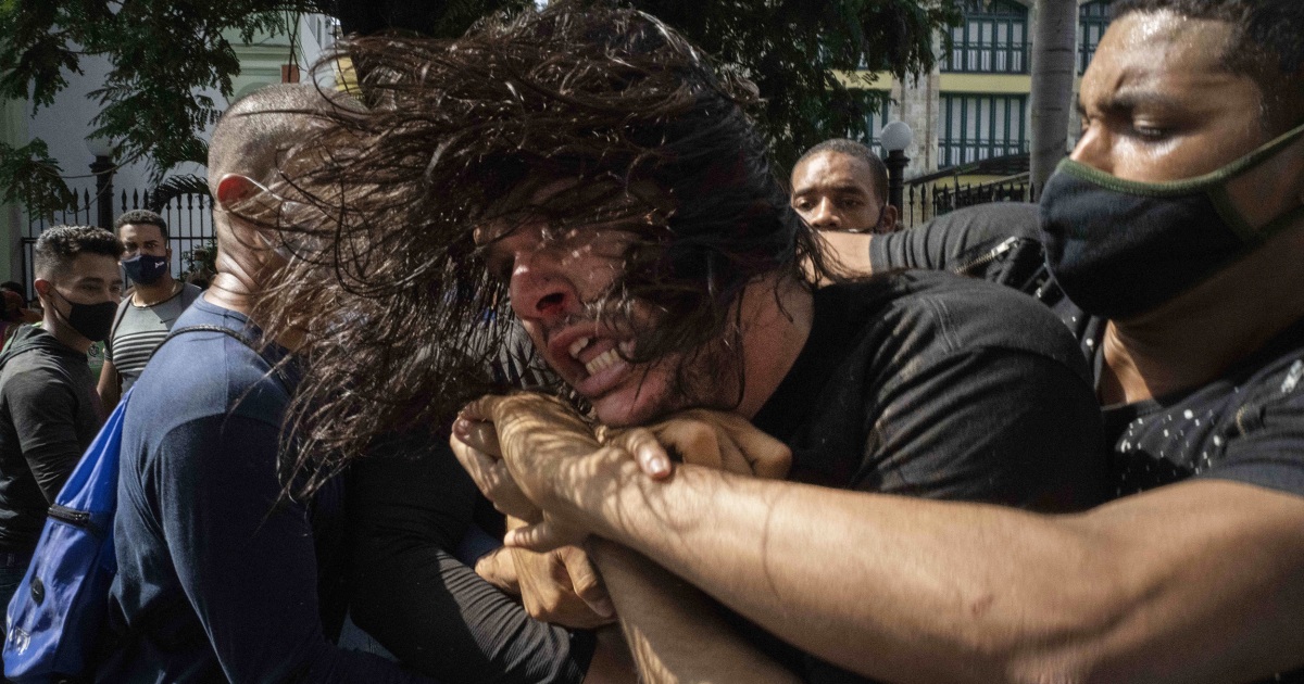 Cuban president calls on 'communists' and 'revolutionaries'
to counter freedom protests 1