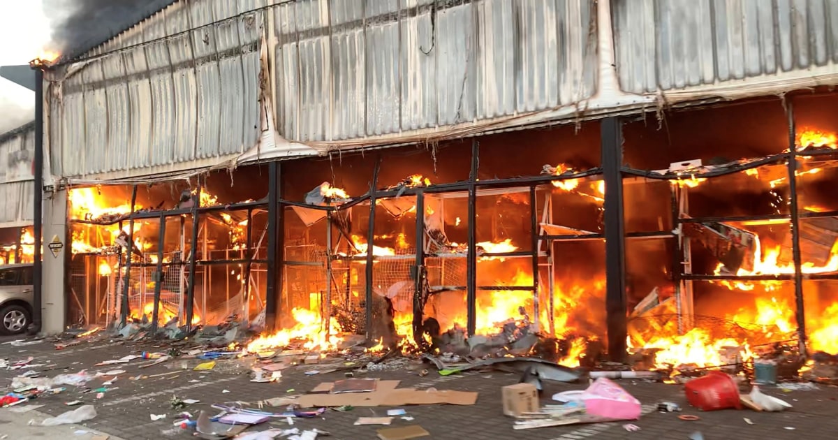 South African crowds riot overnight, defying calls for end
to violence 1
