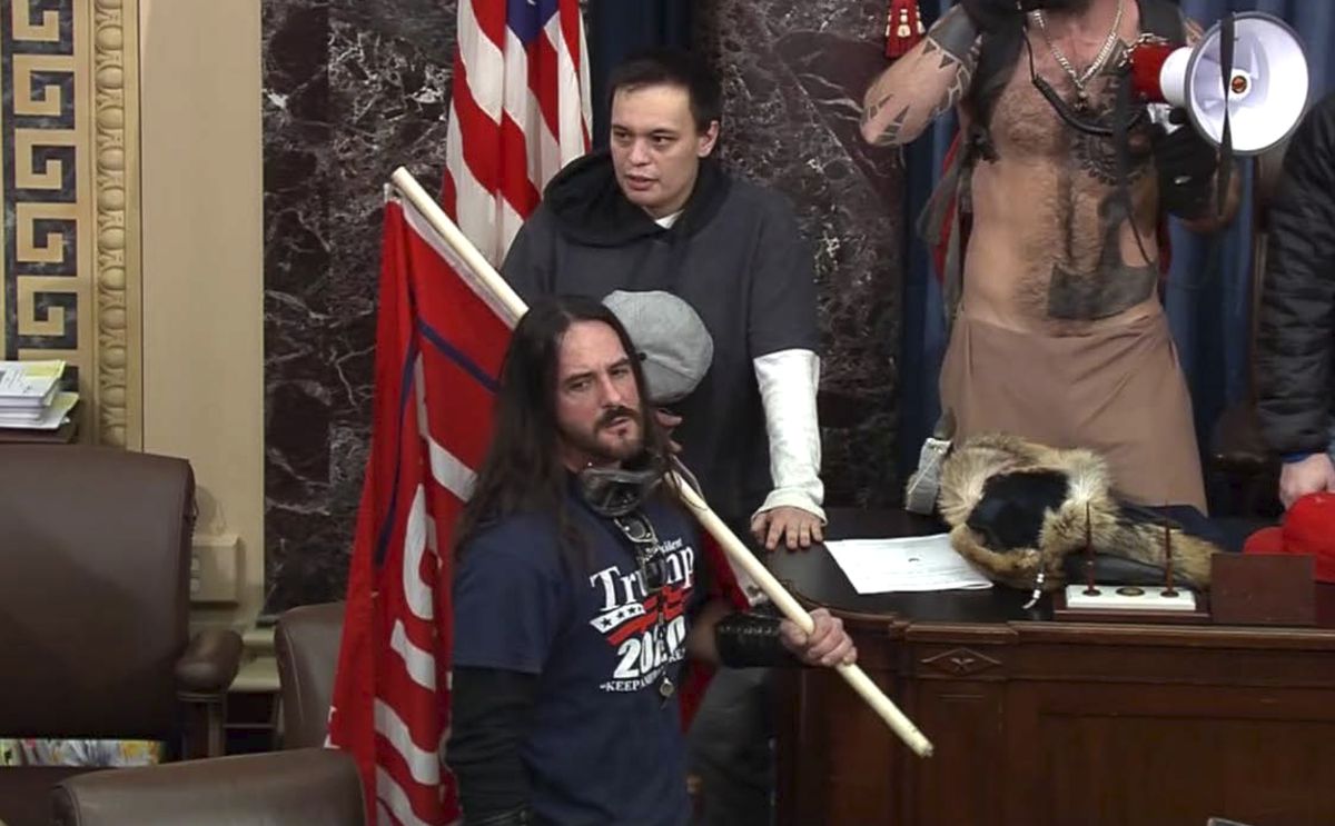 Column: Biden is ‘rightfully and respectfully’ president,
Capitol rioter says at sentencing as consequences bring
truth 1