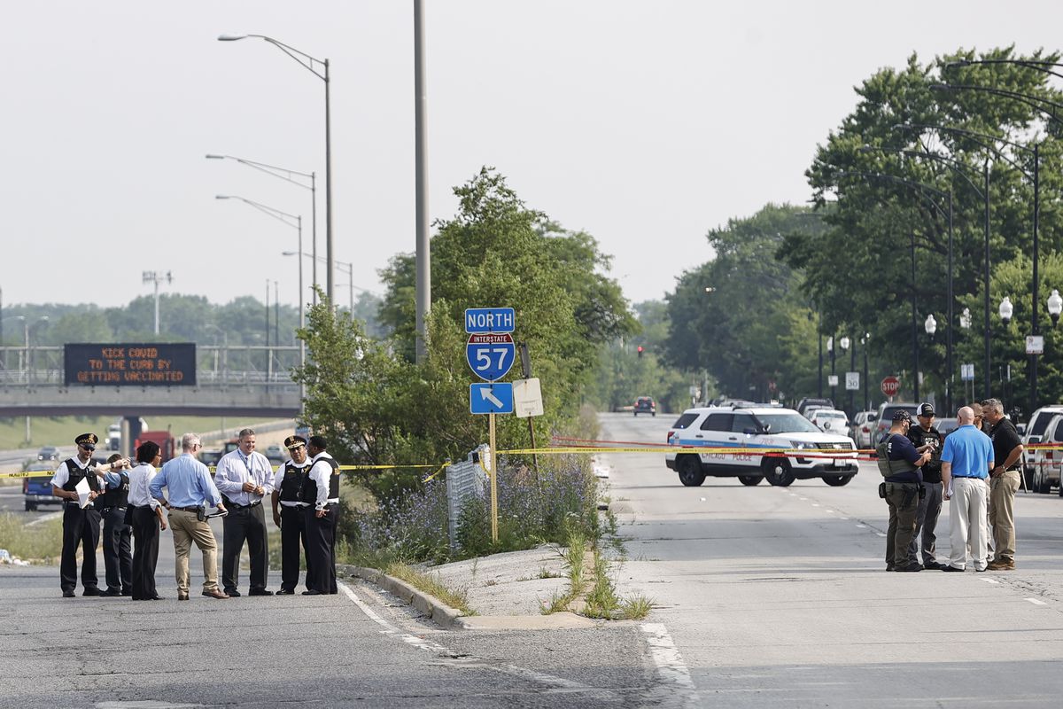 Suspect charged in shooting of undercover Chicago police
officer, two ATF agents 1
