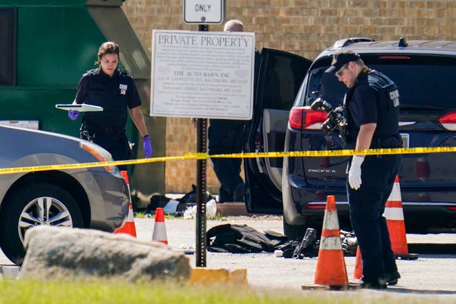 2 Baltimore police officers shot while serving homicide
warrant; suspect killed 1