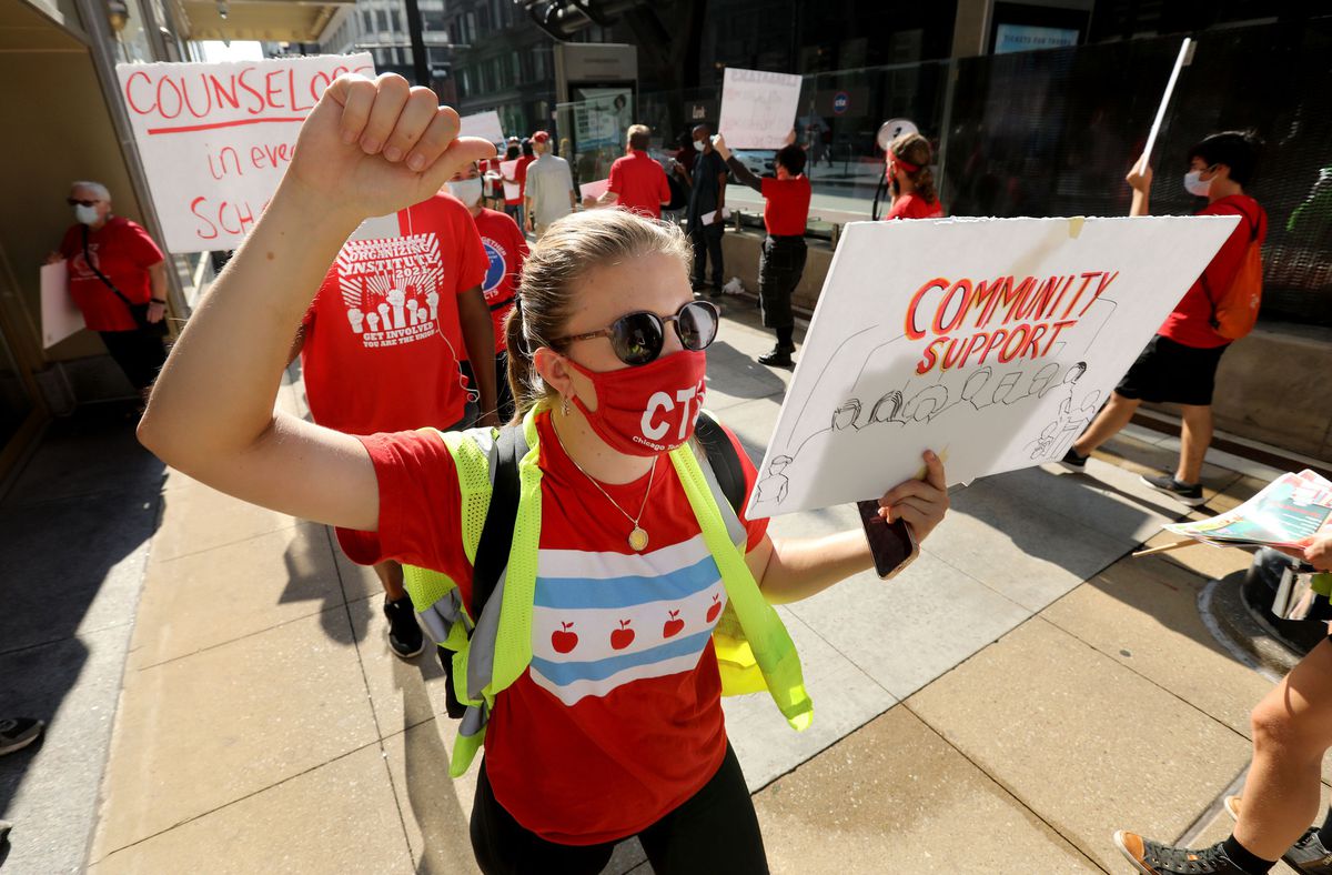 Chicago Teachers Union protest outside CPS
headquarters 1