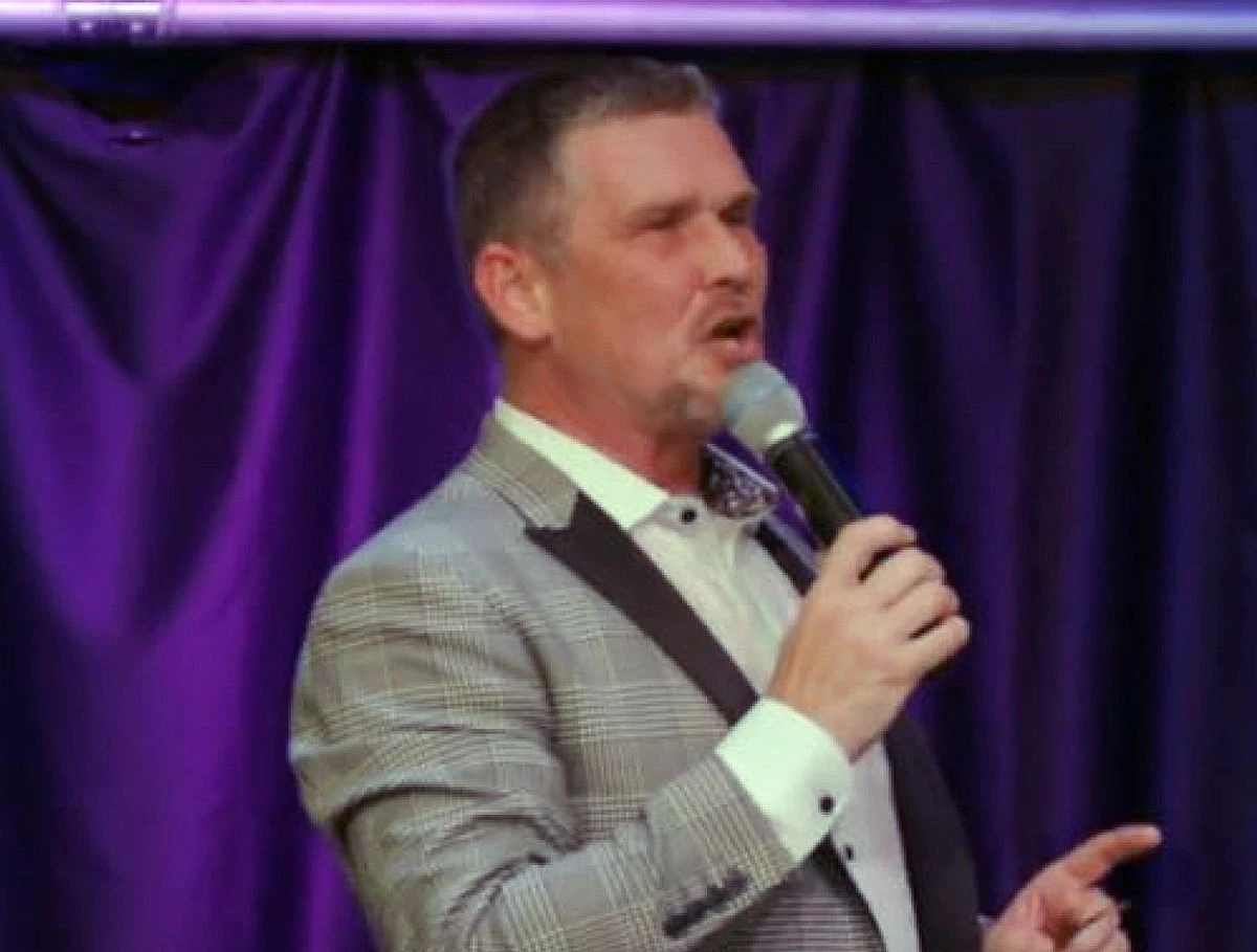 Tennessee pastor threatens to kick out congregants wearing
masks during service 1