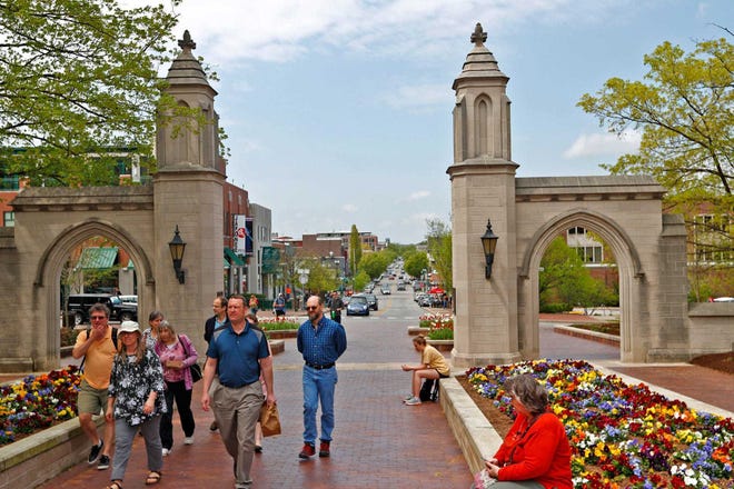 Judge sides with Indiana University in student challenge to
COVID-19 vaccine mandate 1