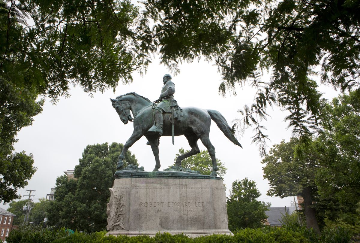 Robert E. Lee statue at the heart of the Charlottesville
riots is set to fall 1 Robert E. Lee statue at the heart of the Charlottesville
riots is set to fall 1