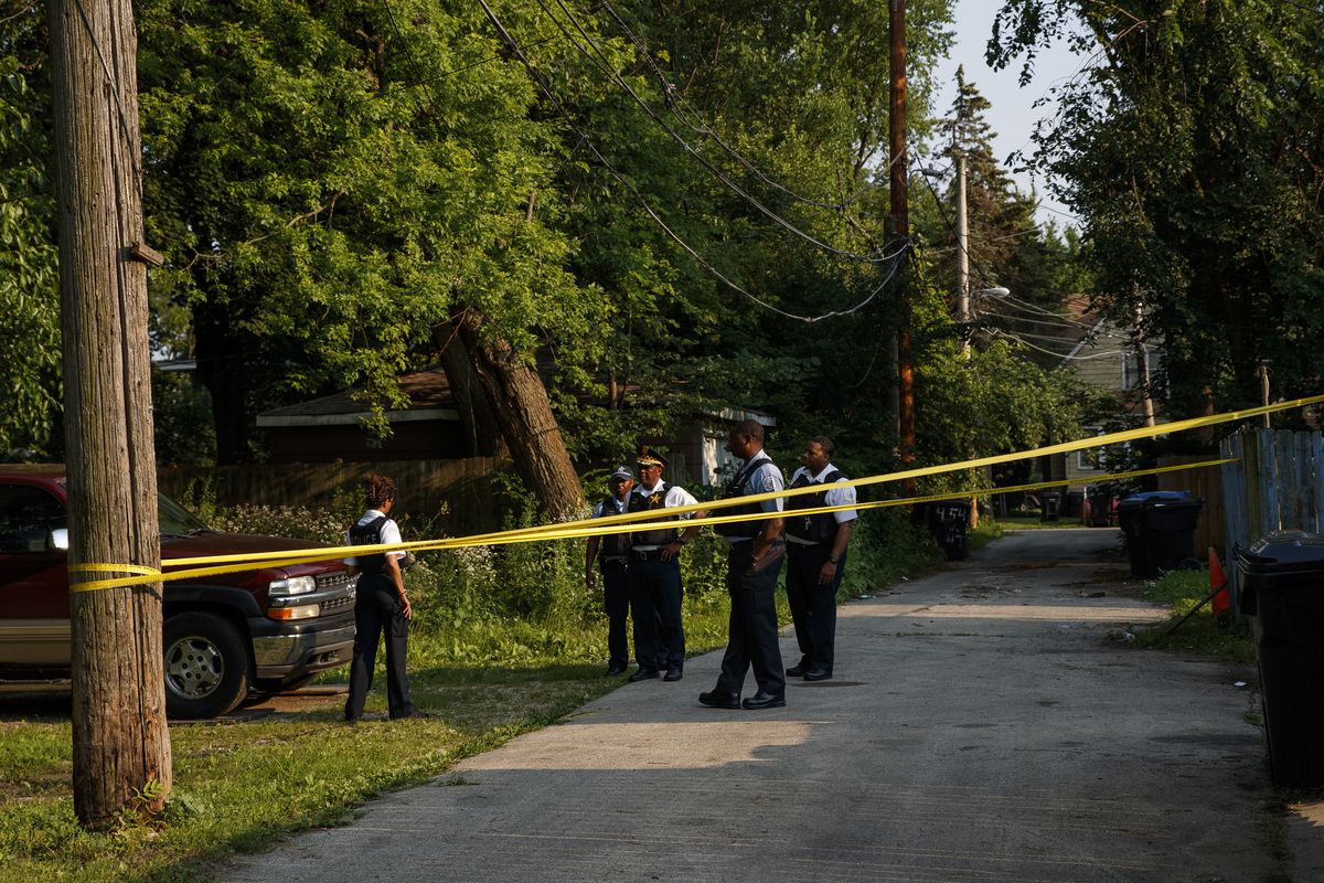 2 Chicago police officers shot on the West Side while
‘dispersing a crowd’ are expected to survive 1 2 Chicago police officers shot on the West Side while
‘dispersing a crowd’ are expected to survive 1
