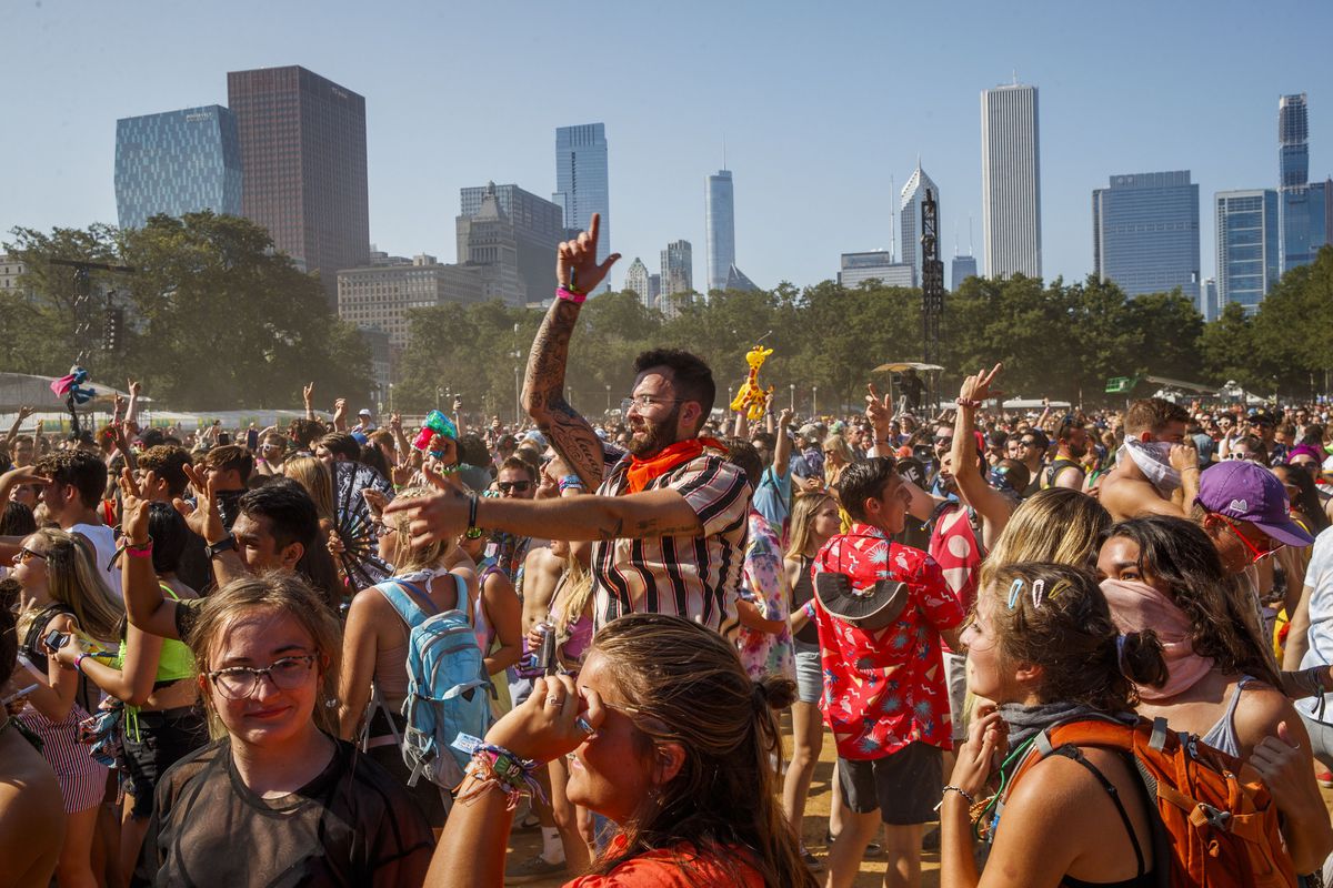 With Lollapalooza starting in 2 days, city urges anyone with
COVID-19 symptoms to stay away, even if vaccinated 1 With Lollapalooza starting in 2 days, city urges anyone with
COVID-19 symptoms to stay away, even if vaccinated 1