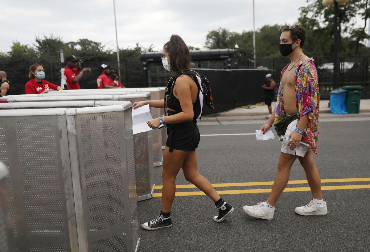 Lollapalooza is open in Chicago: The scene from the
entrance 1
