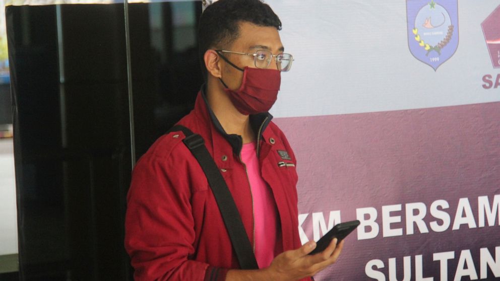 Man with coronavirus disguises as wife on Indonesian
flight 1