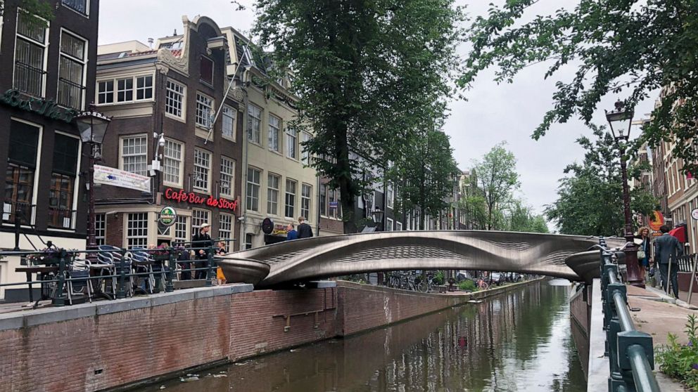 Dutch queen and robot open 3D-printed bridge in
Amsterdam 1