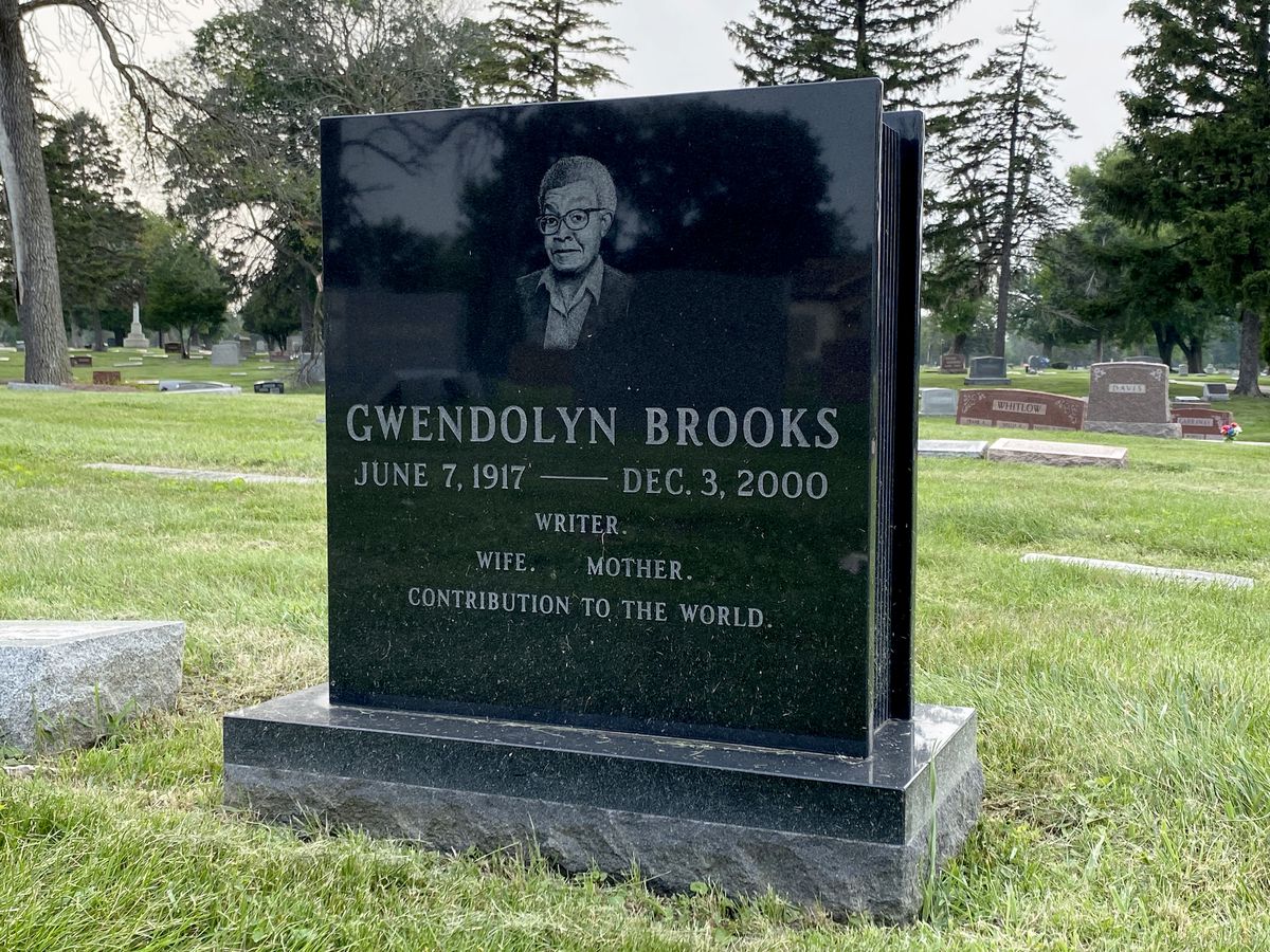As first victim of Chicago’s 1919 race riots finally
receives a grave marker, here’s a look at other notable people
buried in Lincoln Cemetery 1