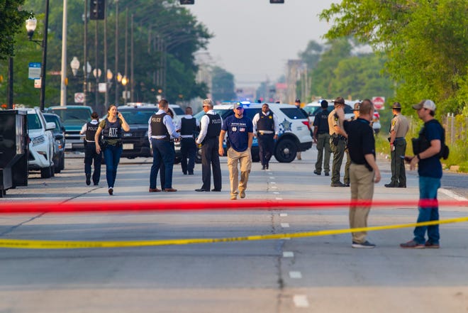 Man charged in shooting of 2 federal agents, Chicago police
officer 1