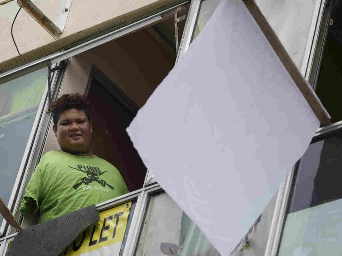 Malaysians Suffering Amid Lockdown Fly White Flag For
Help 1