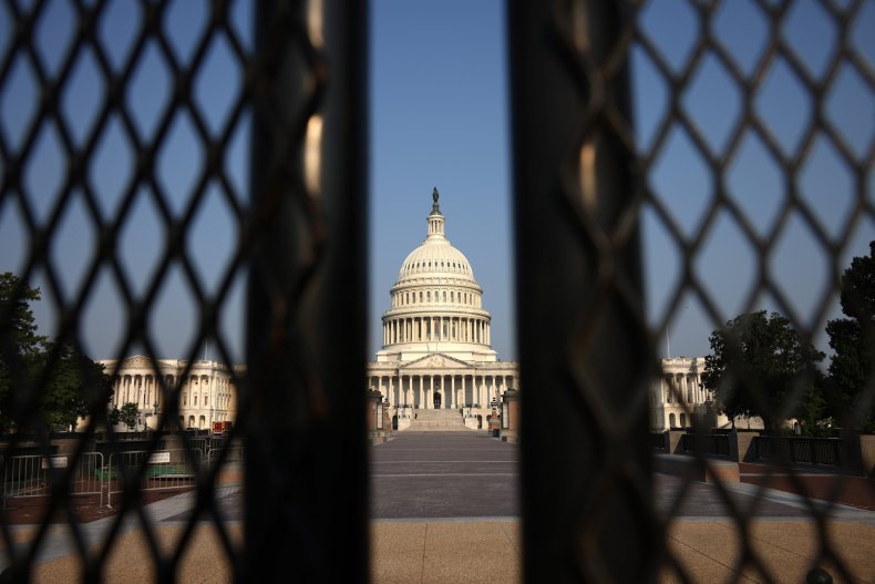 Feds Arrest Ex-DEA Agent Shown Posing With Badge, Gun at
Capitol Riot While Off-Duty 1