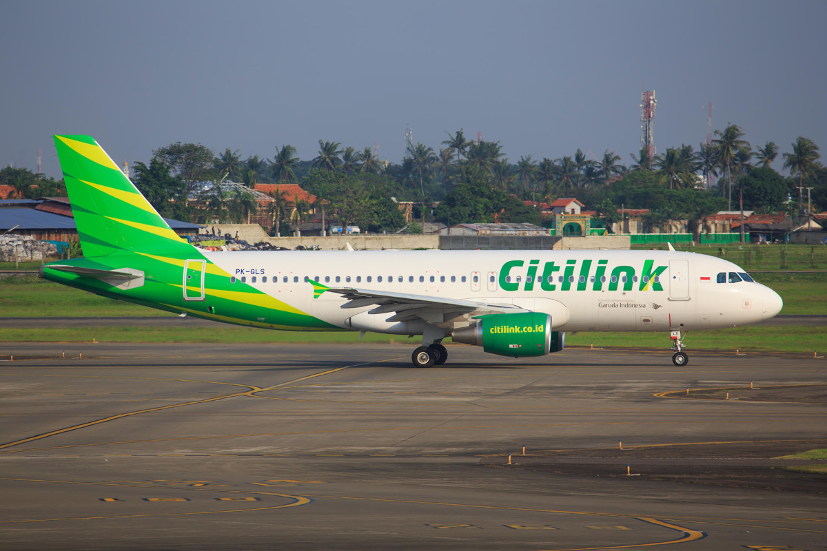Indonesian man with COVID-19 busted for dressing up as wife
to get on flight 1