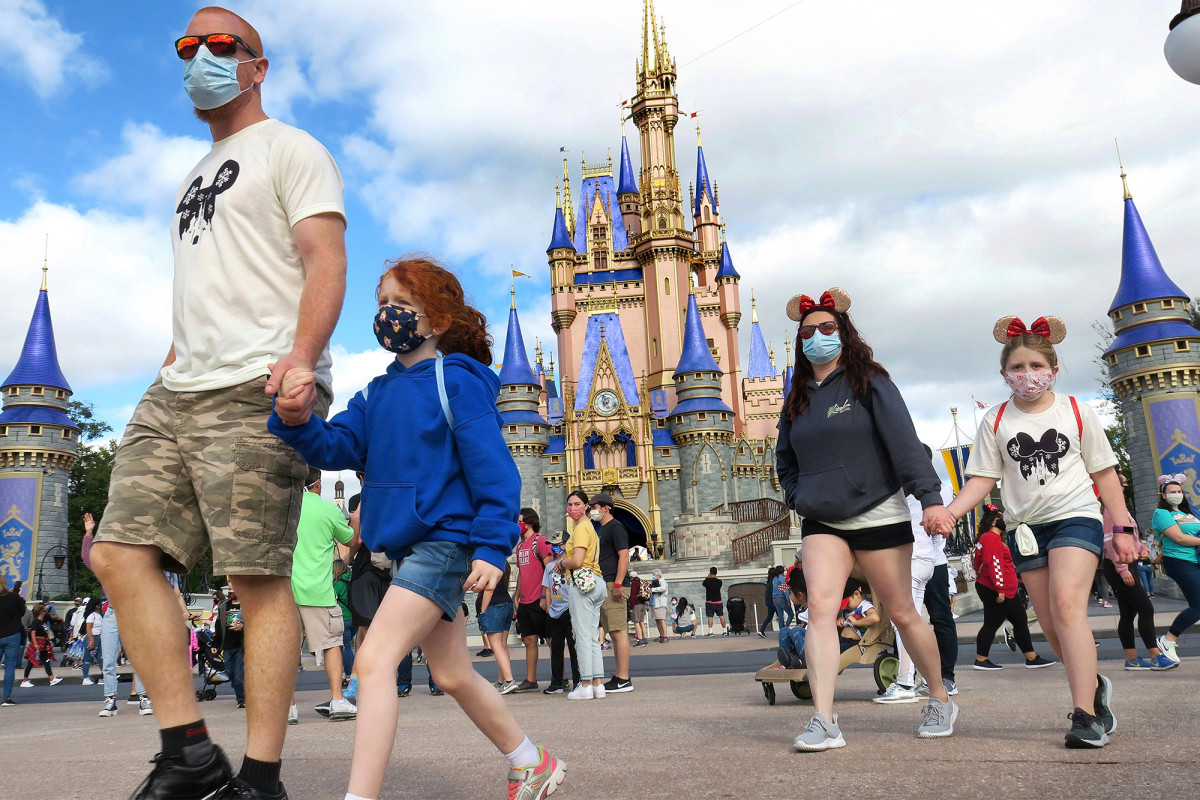 Disney World to once again require masks indoors 1