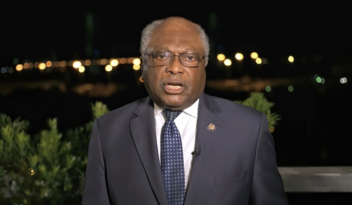 Jim Clyburn is open to calling Trump before Jan. 6
panel 1