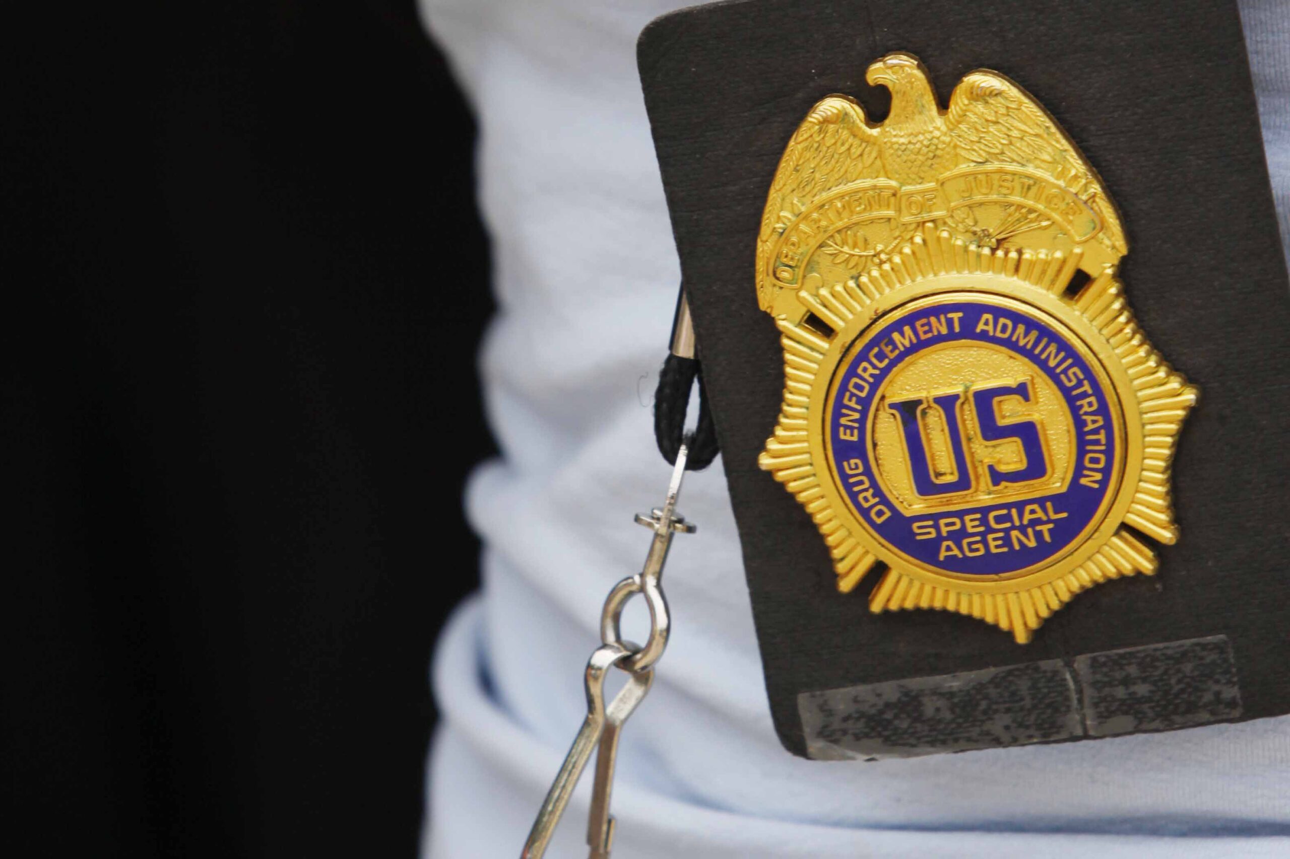 DEA agent charged with breaching police lines during Capitol
riot 1