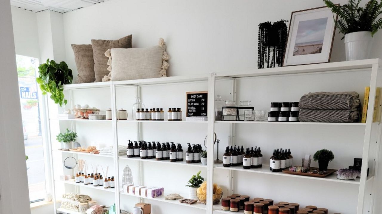 Long Island candle company opens brick-and-mortar
boutique  1