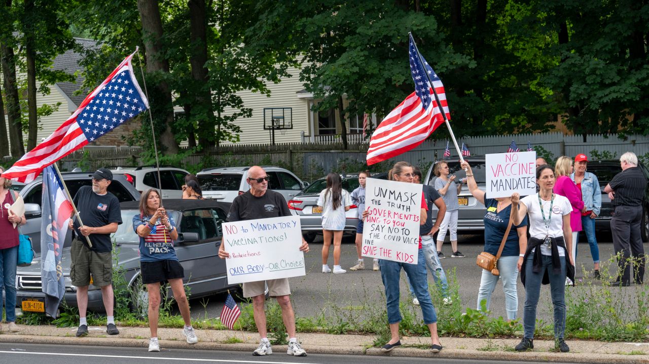Protesters in Stony Brook decry COVID-19 vaccine mandate for
SUNY, CUNY students 1