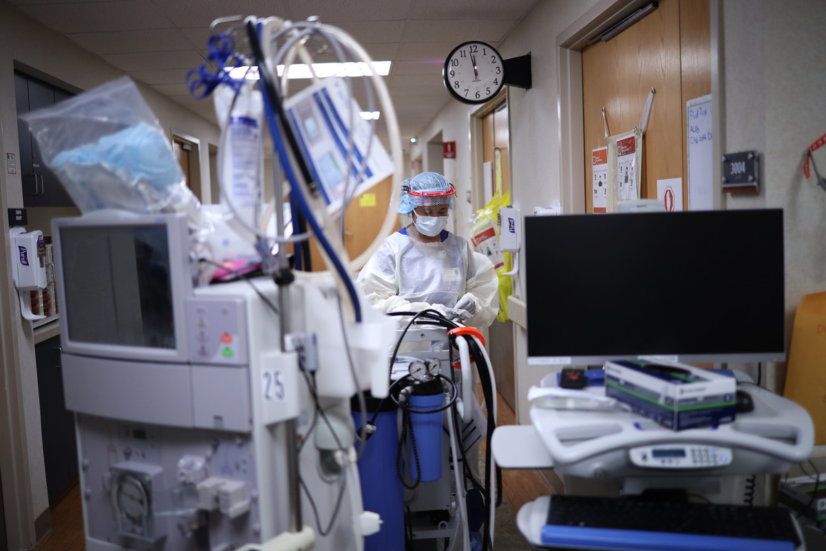 Over a quarter of COVID-19 patients still symptomatic after
6 months, study finds 1