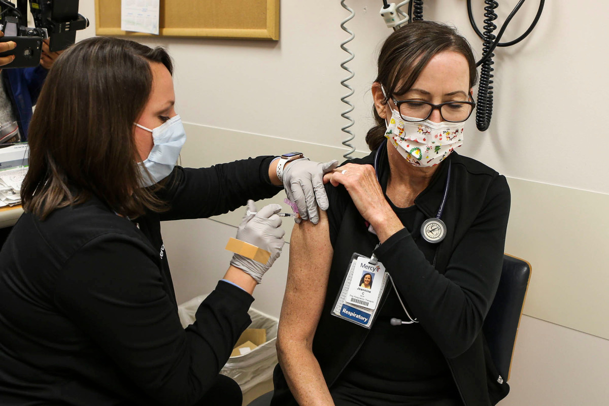 St. Louis County urges masks regardless of vaccination
status 1