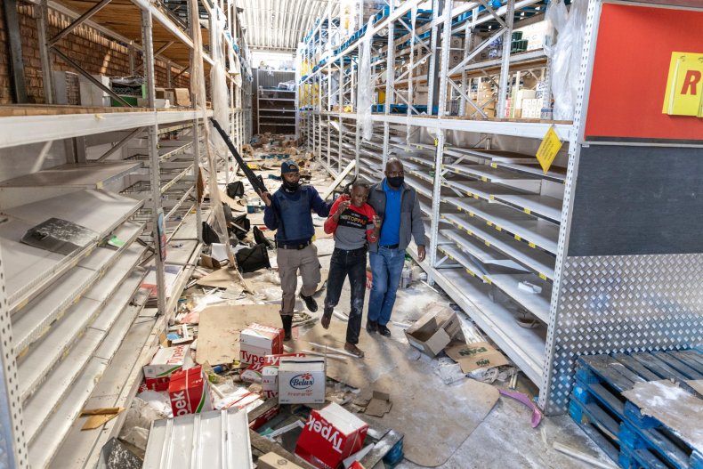 Retail Centers Looted, 200 Rioters Arrested After Ex South
African Leader's Imprisonment 1