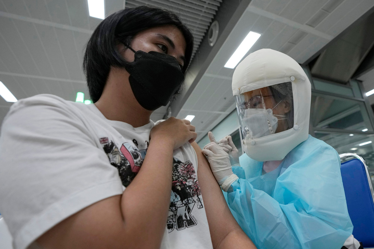 Thailand’s capital tightens restrictions to fight
COVID-19 1