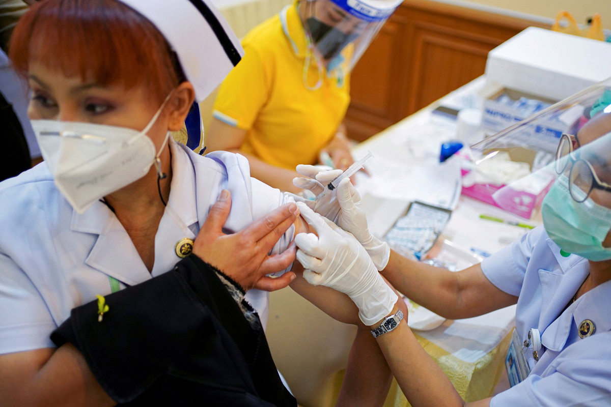 Hundreds of Thai medical workers get COVID-19 despite
Sinovac vaccinations 1