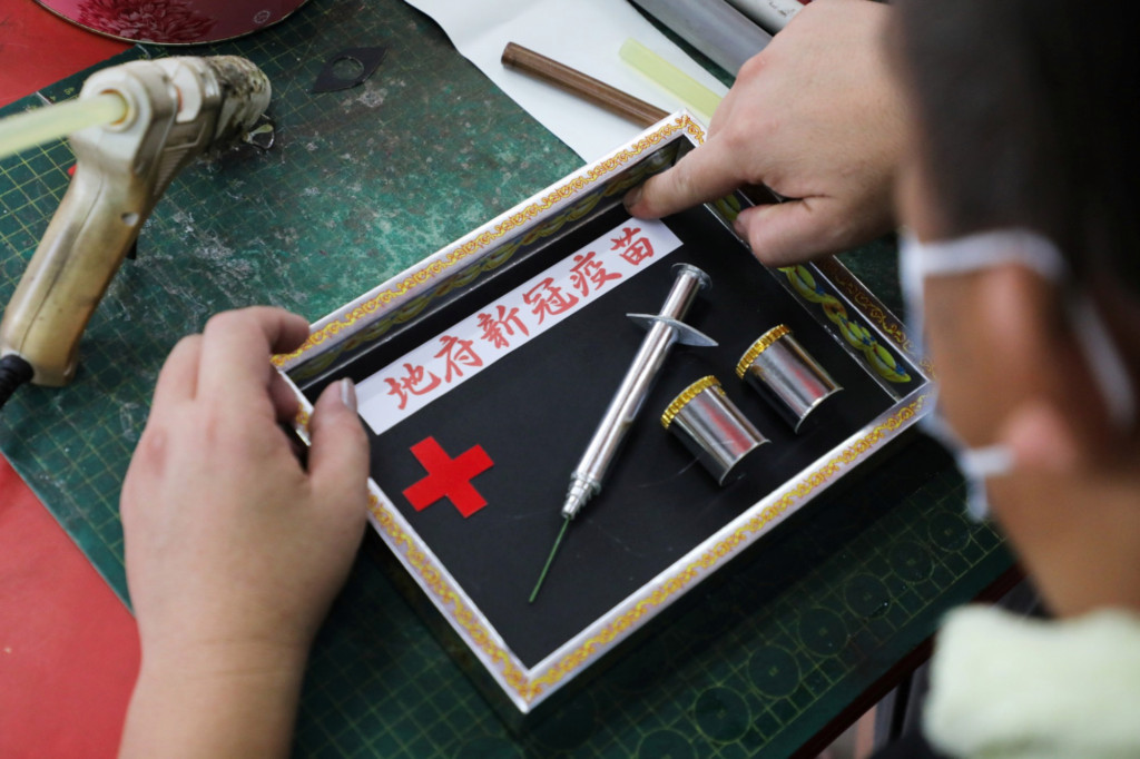 Malaysian sells COVID-19 vaccine syringes made of paper to
honor the dead 1 Malaysian sells COVID-19 vaccine syringes made of paper to
honor the dead 1